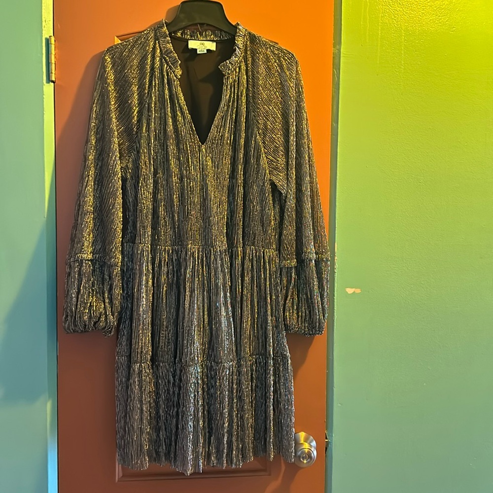 CeCe Silver Metallic V-Neck Long Sleeve  lined Mini Dress 22 width 34 length